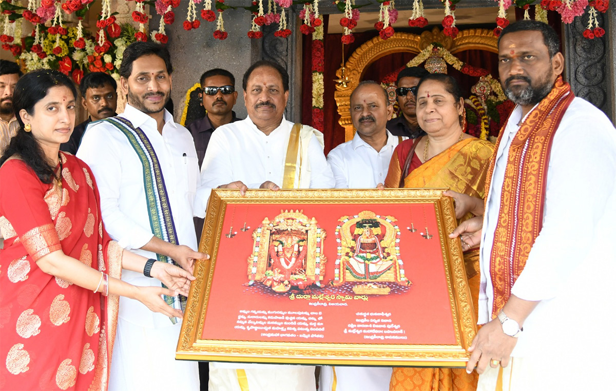 Shubhakruth Nama Ugadi Celebrations At CM Jagan Residence Photos - Sakshi16