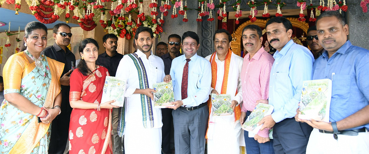 Shubhakruth Nama Ugadi Celebrations At CM Jagan Residence Photos - Sakshi19