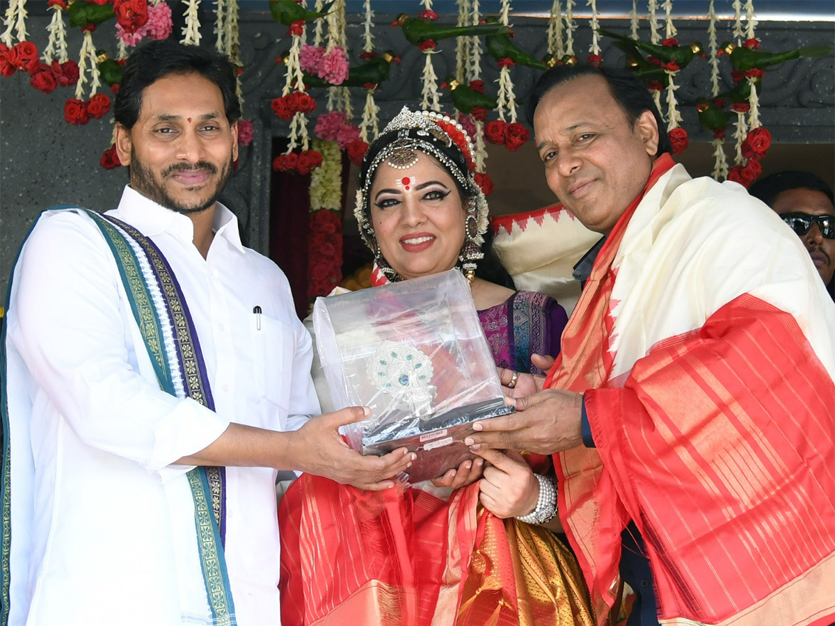 Shubhakruth Nama Ugadi Celebrations At CM Jagan Residence Photos - Sakshi21