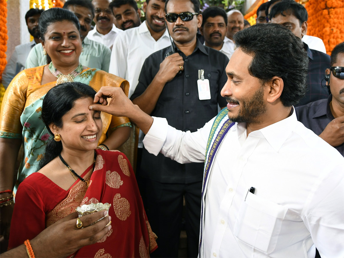 Shubhakruth Nama Ugadi Celebrations At CM Jagan Residence Photos - Sakshi9