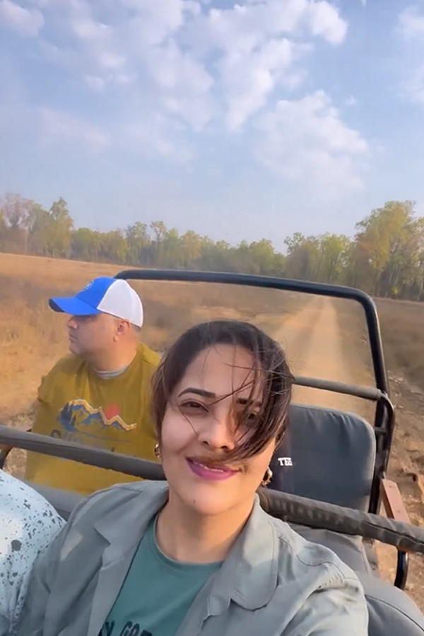 Anasuya Bharadwaj Enjoying Safari Jungle Road Trip With Family PHotos - Sakshi4