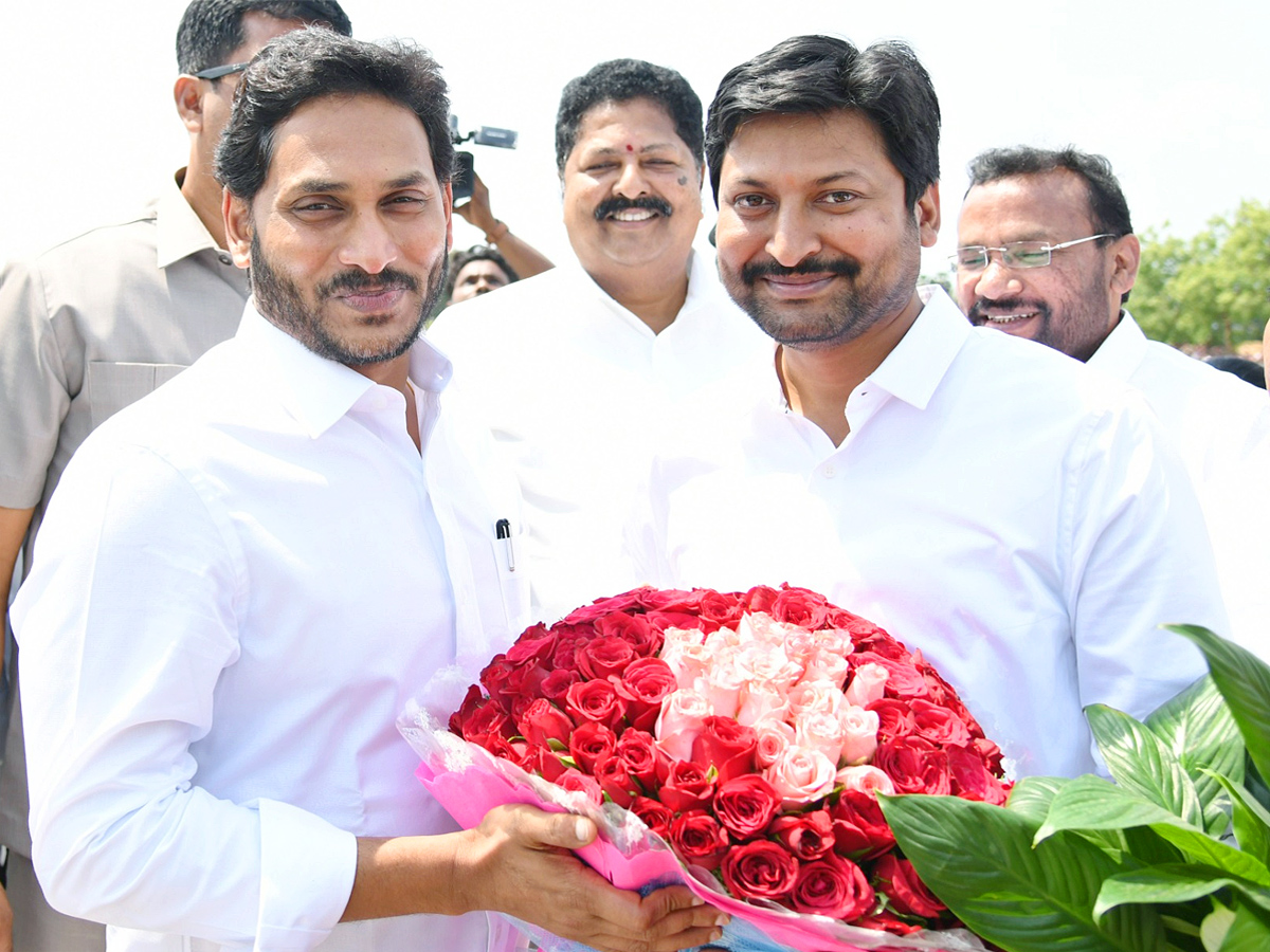 CM YS Jagan Entry At Denduluru Photos - Sakshi2