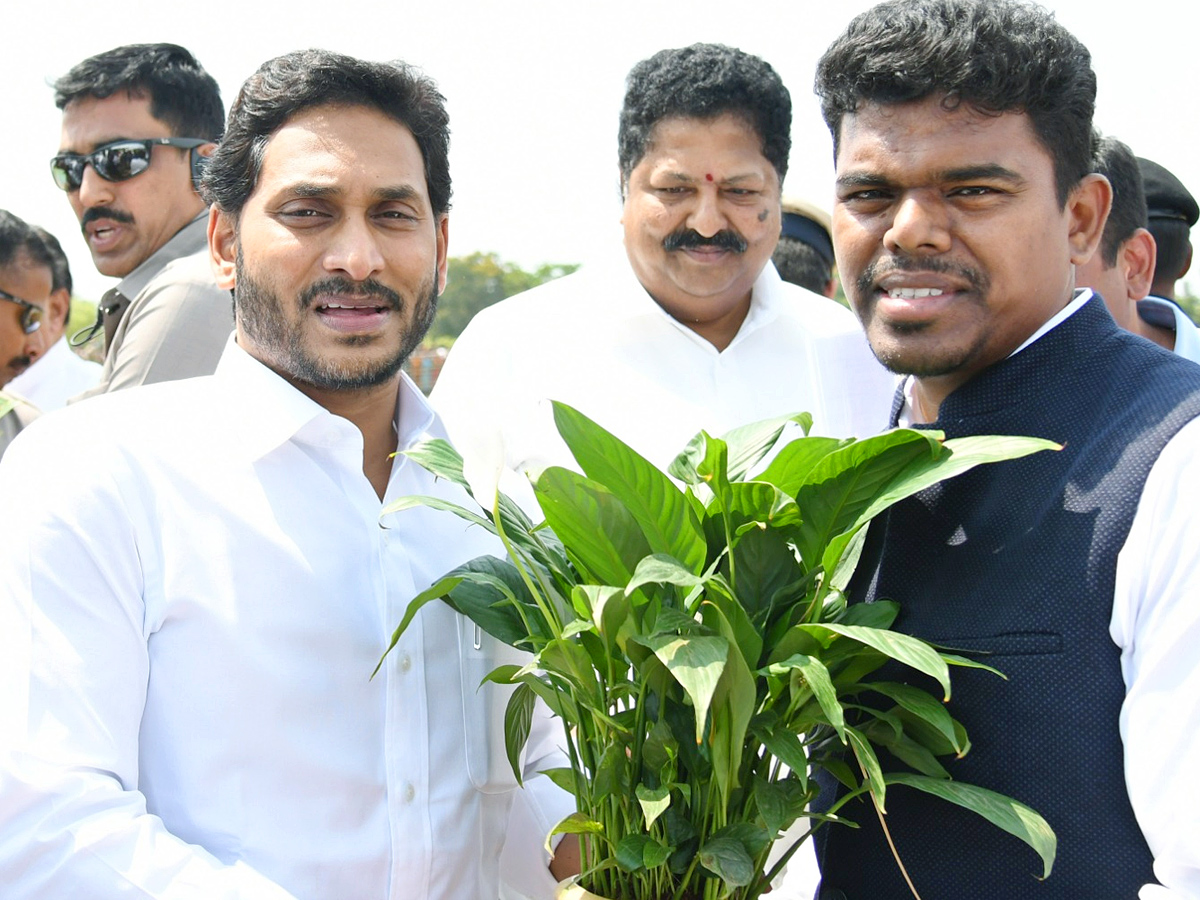 CM YS Jagan Entry At Denduluru Photos - Sakshi12