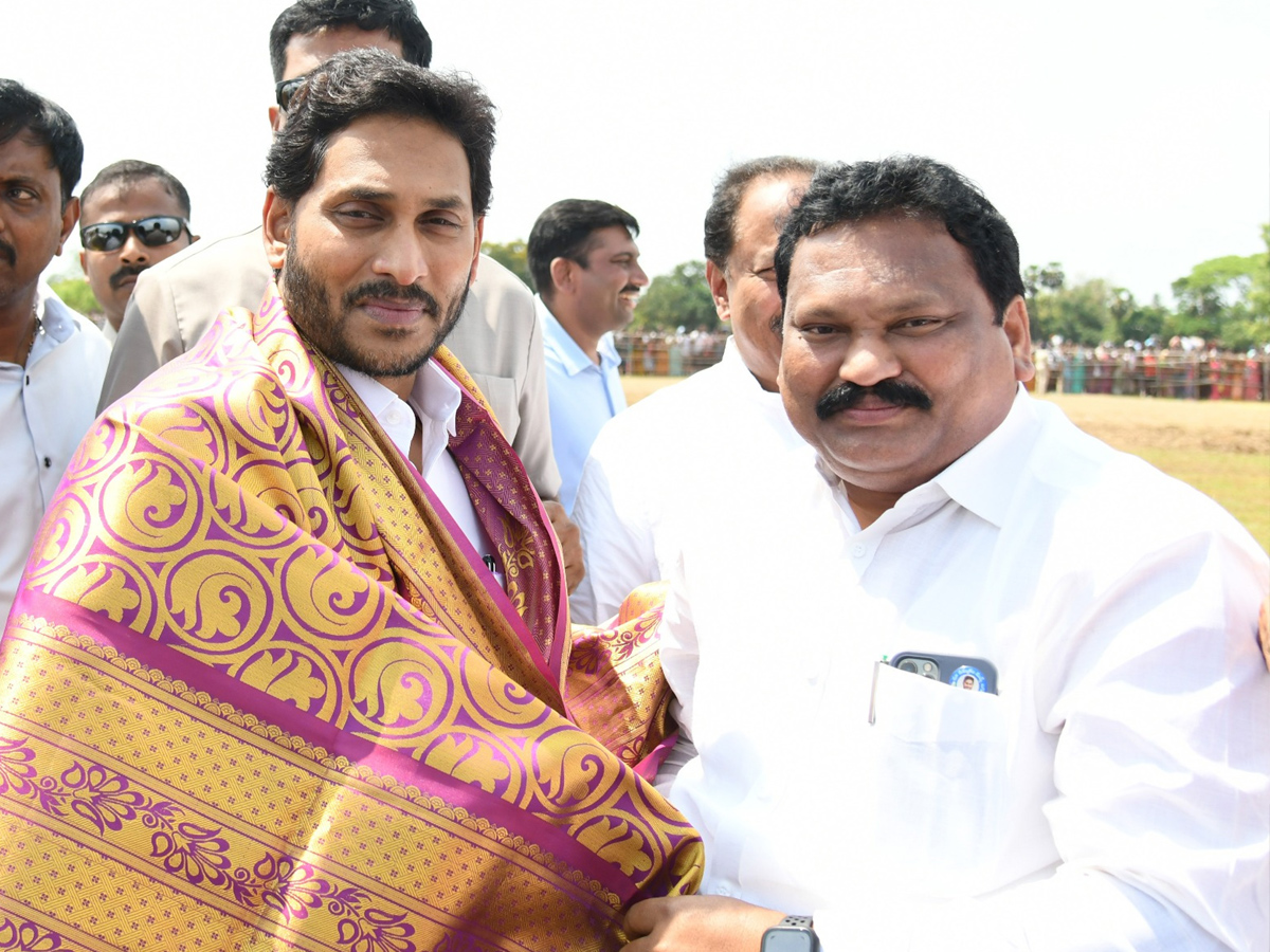 CM YS Jagan Entry At Denduluru Photos - Sakshi16