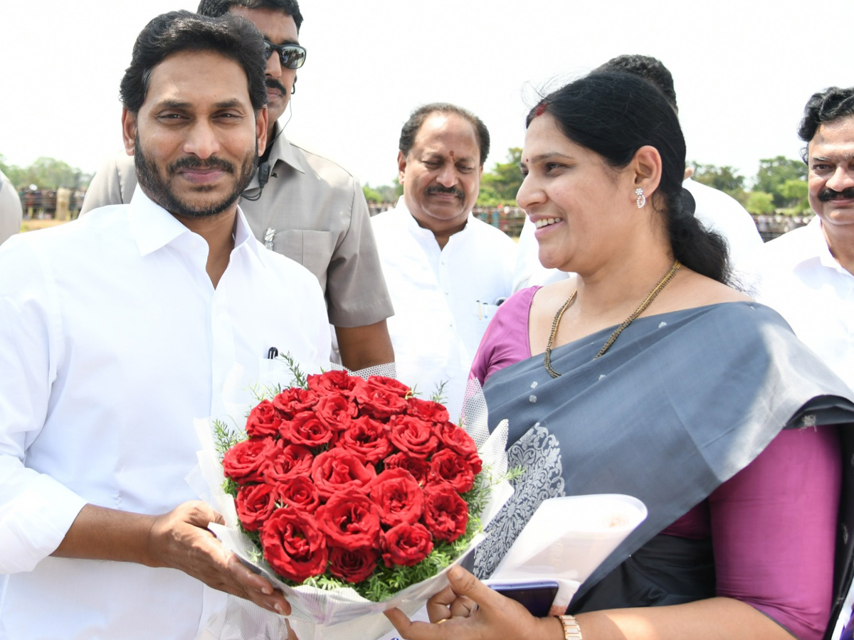 CM YS Jagan Entry At Denduluru Photos - Sakshi19