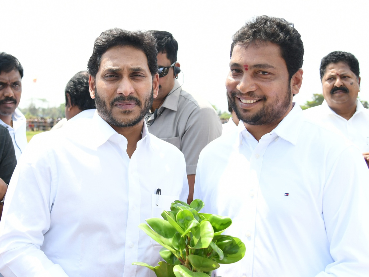 CM YS Jagan Entry At Denduluru Photos - Sakshi20