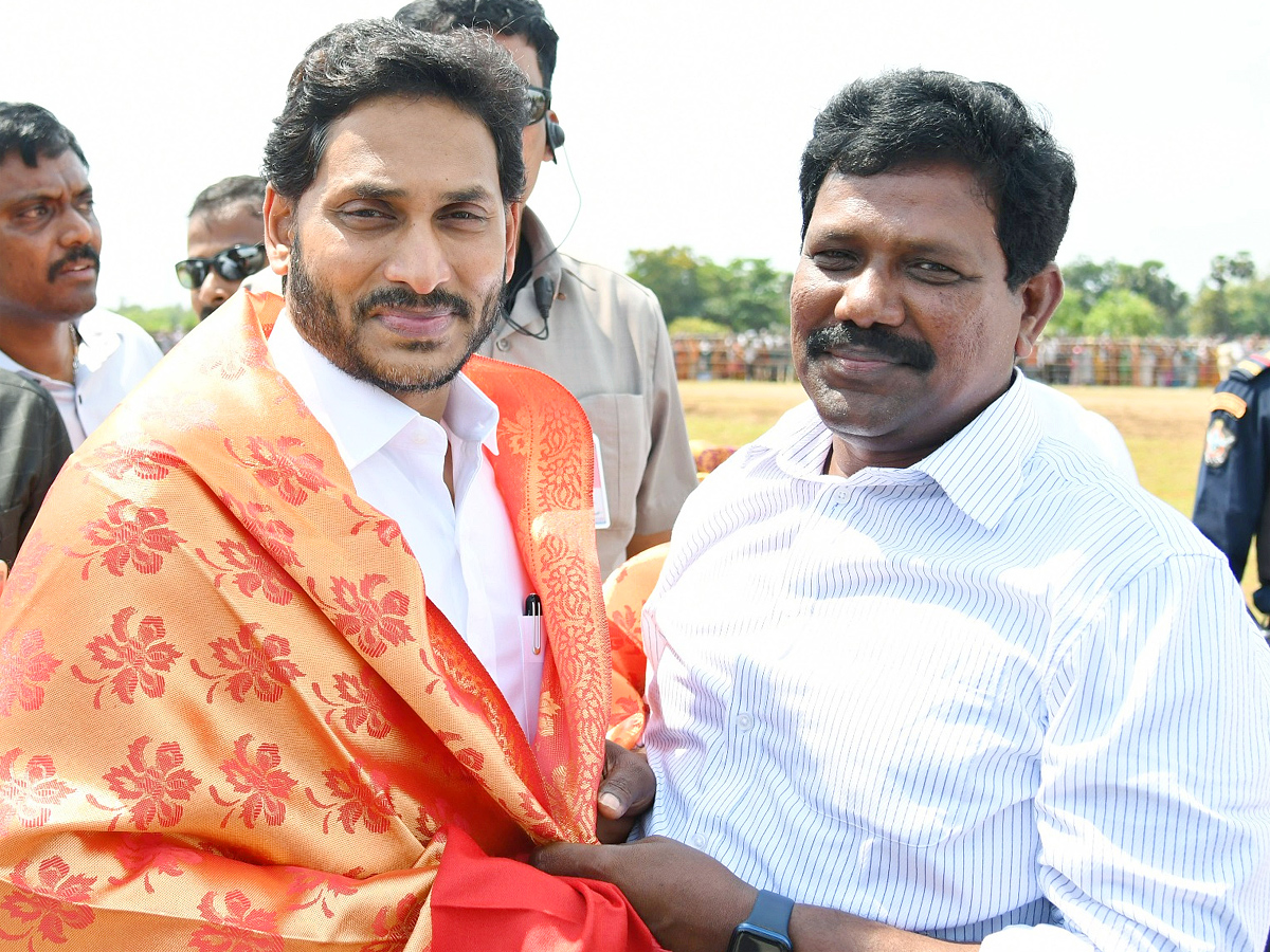 CM YS Jagan Entry At Denduluru Photos - Sakshi26