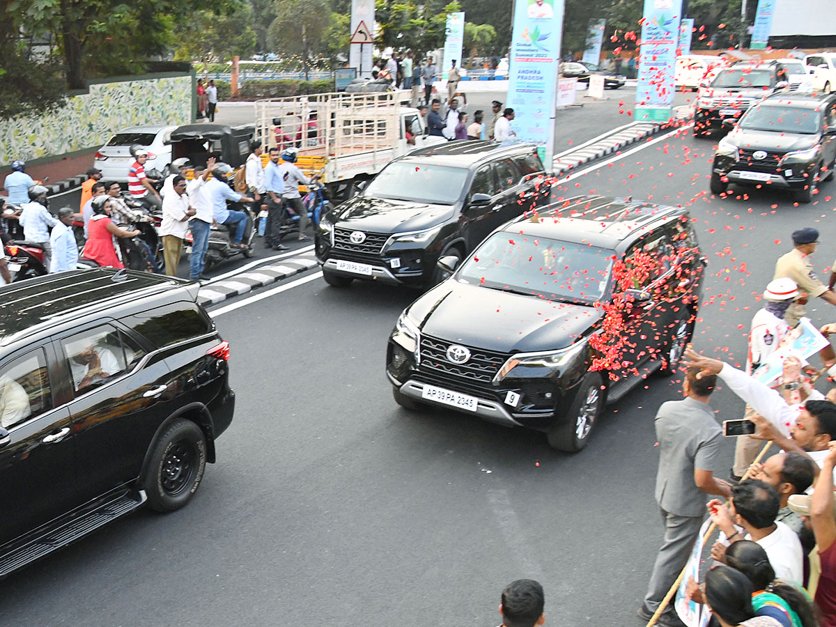 Grand Welcome To CM YS Jagan In Visakhapatnam Photos - Sakshi10