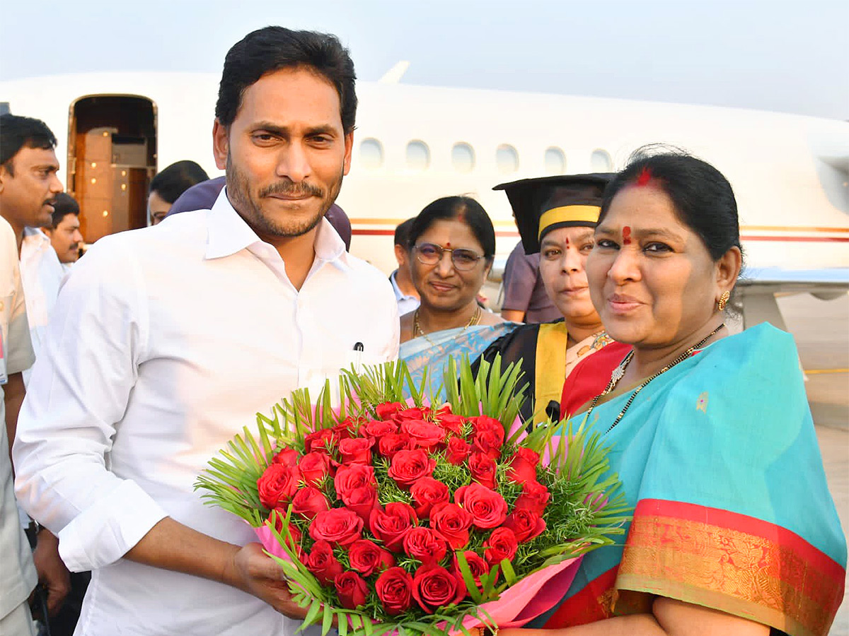 Grand Welcome To CM YS Jagan In Visakhapatnam Photos - Sakshi12