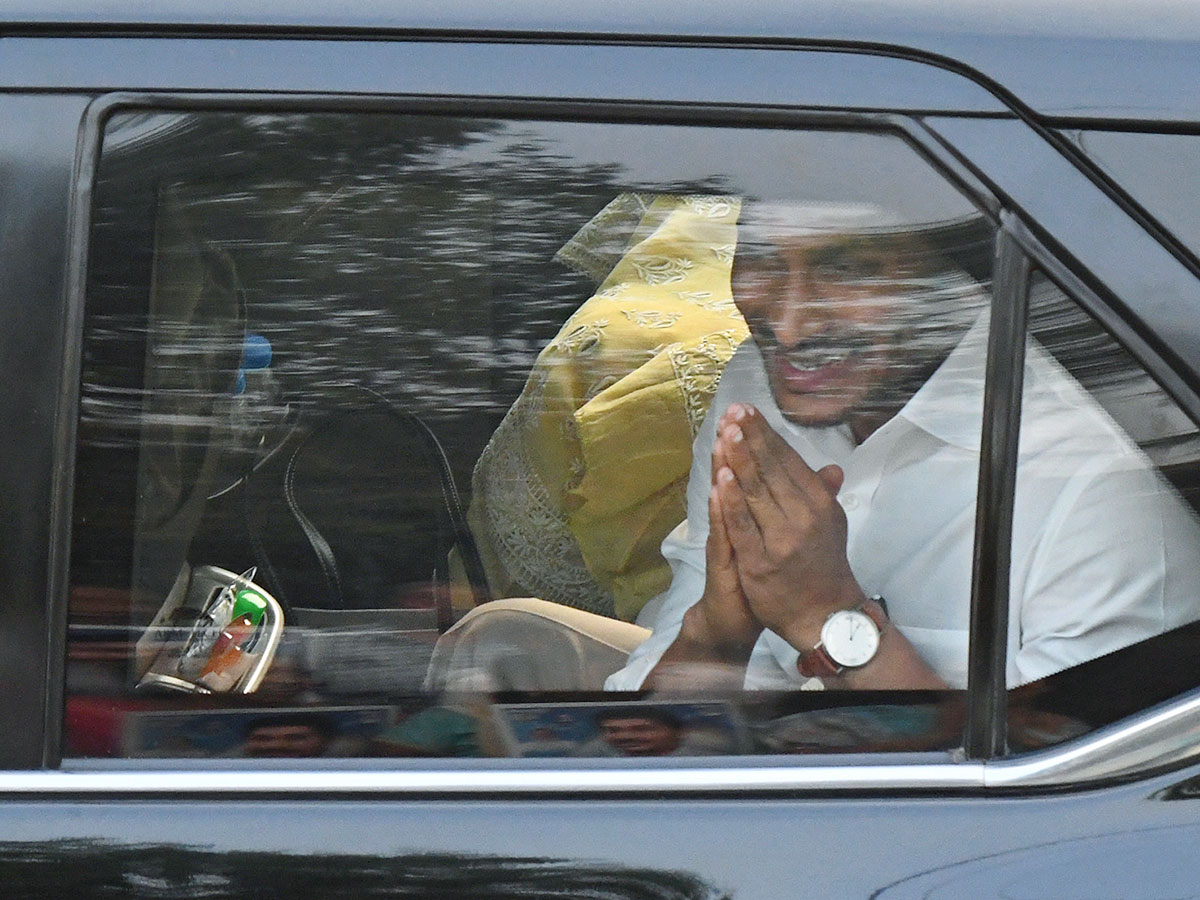 Grand Welcome To CM YS Jagan In Visakhapatnam Photos - Sakshi13