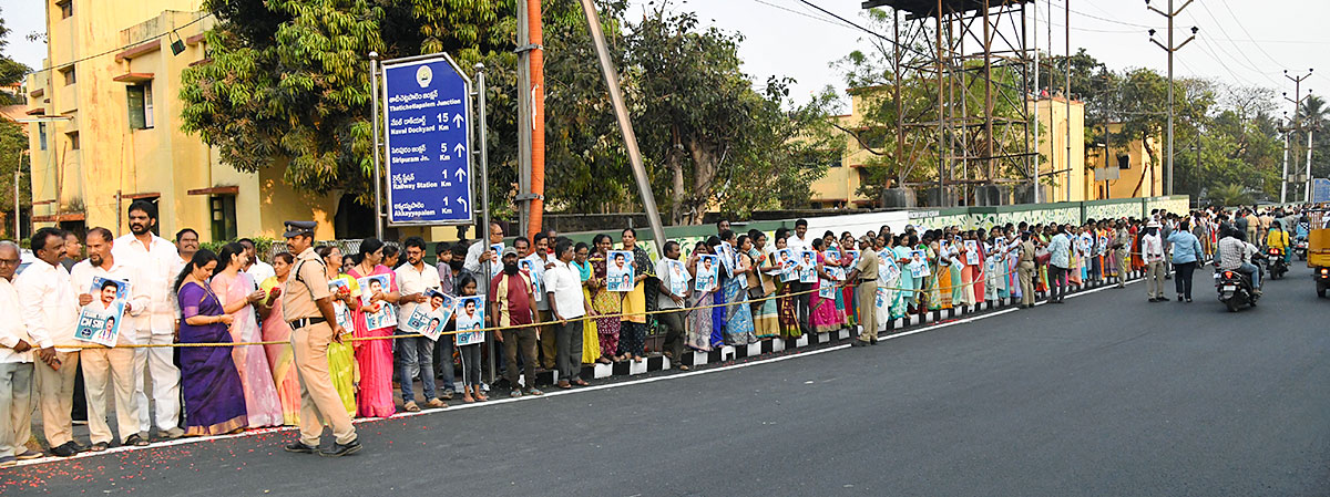 Grand Welcome To CM YS Jagan In Visakhapatnam Photos - Sakshi14