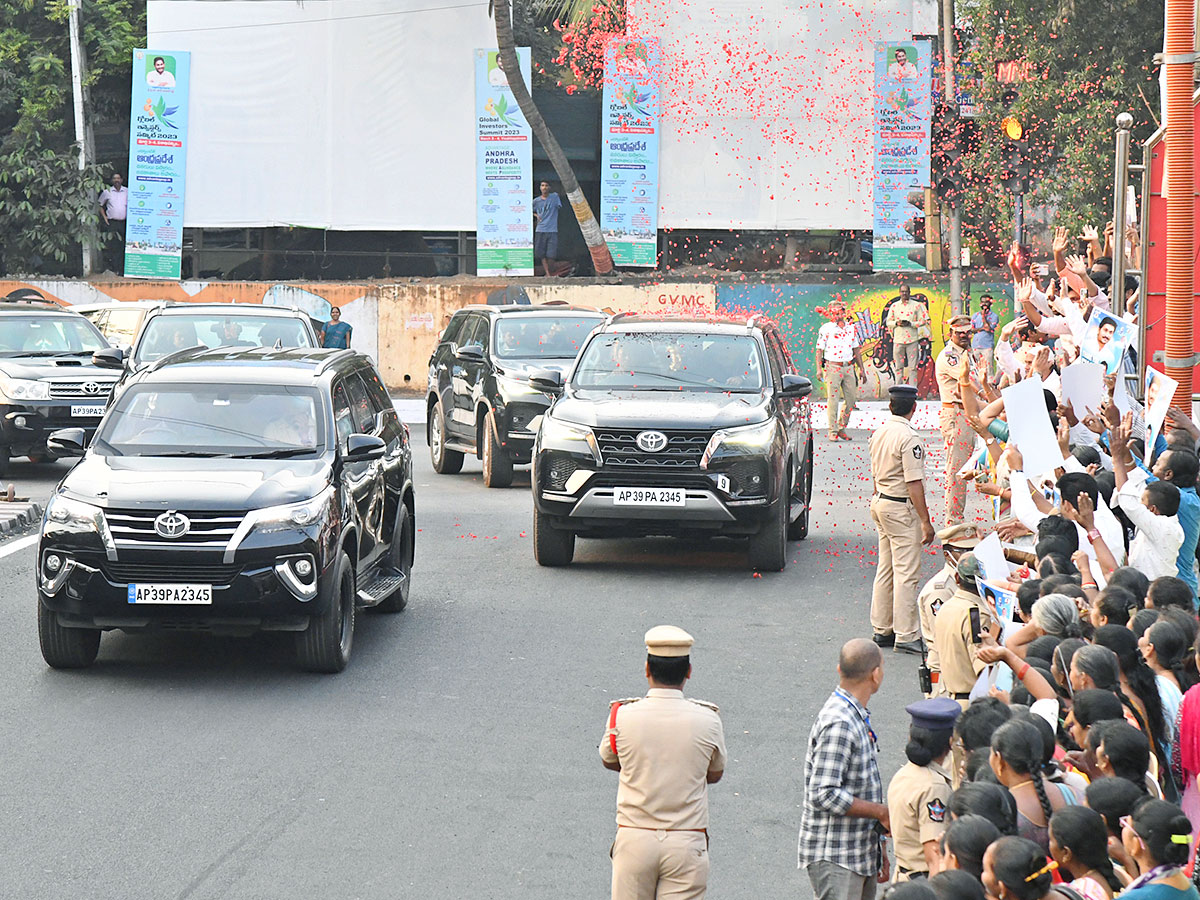 Grand Welcome To CM YS Jagan In Visakhapatnam Photos - Sakshi15