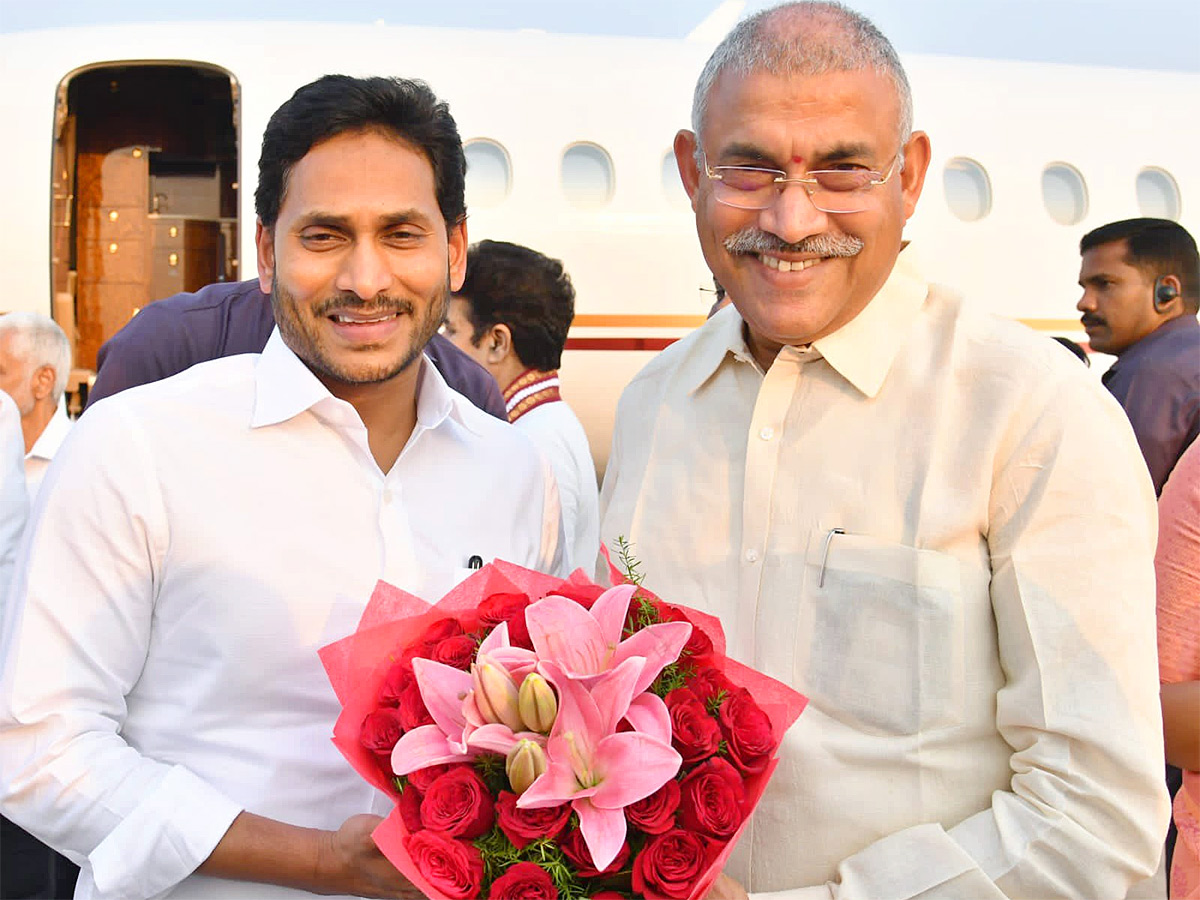 Grand Welcome To CM YS Jagan In Visakhapatnam Photos - Sakshi17