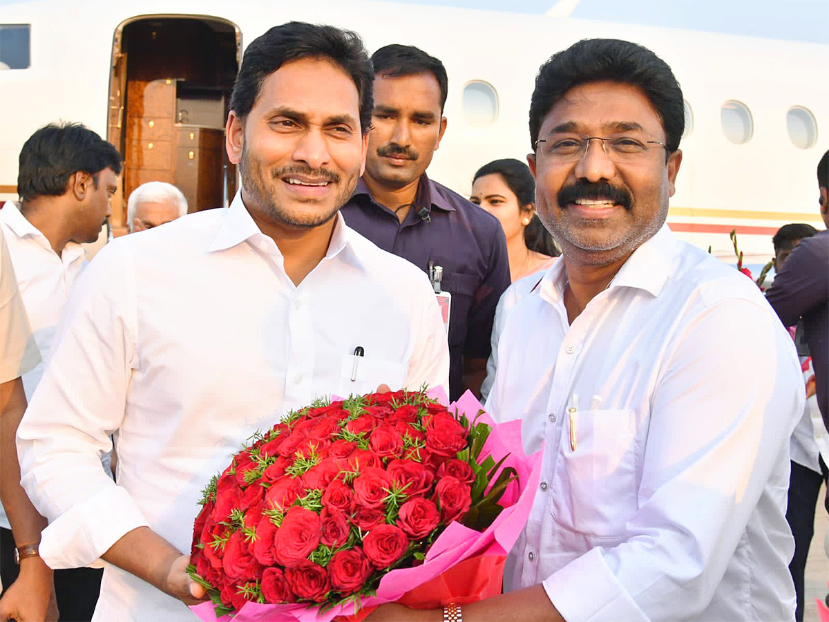 Grand Welcome To CM YS Jagan In Visakhapatnam Photos - Sakshi18