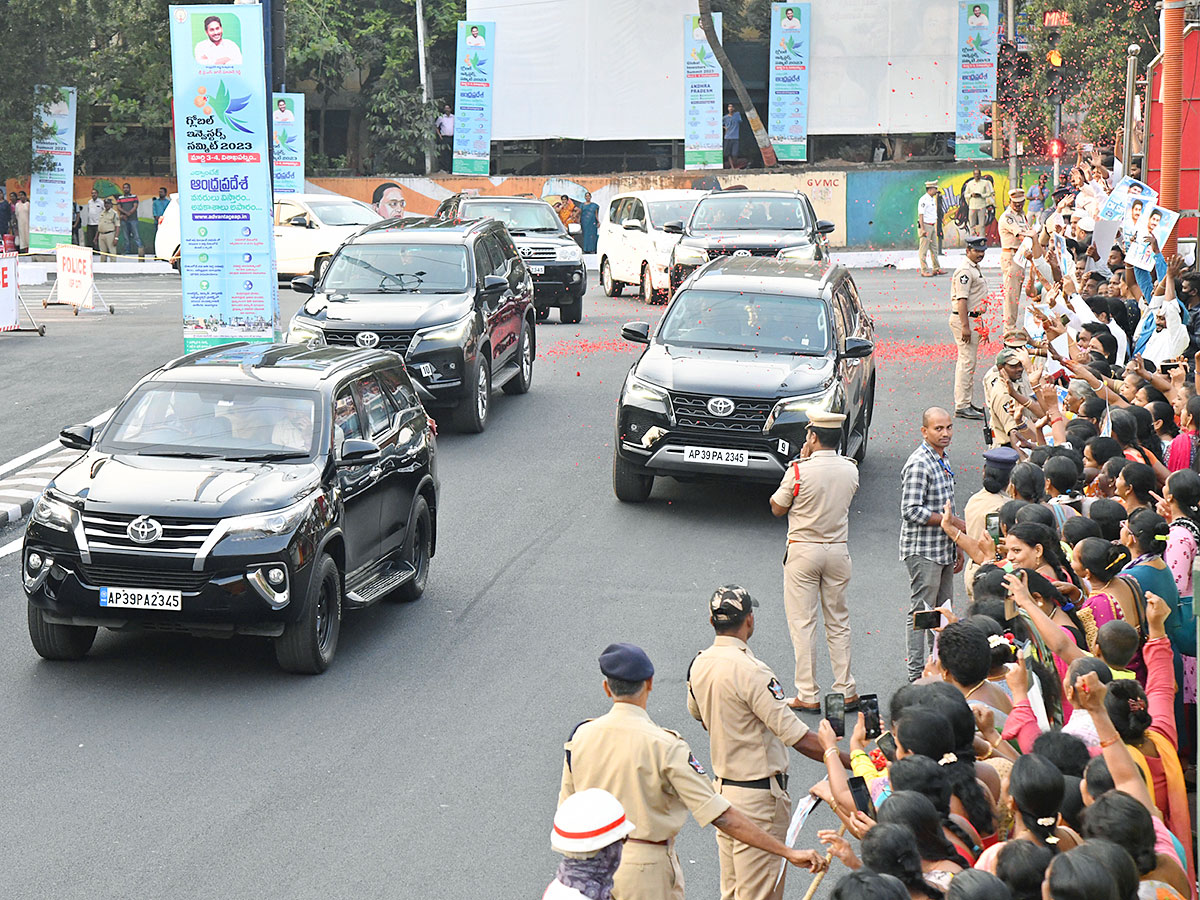 Grand Welcome To CM YS Jagan In Visakhapatnam Photos - Sakshi2