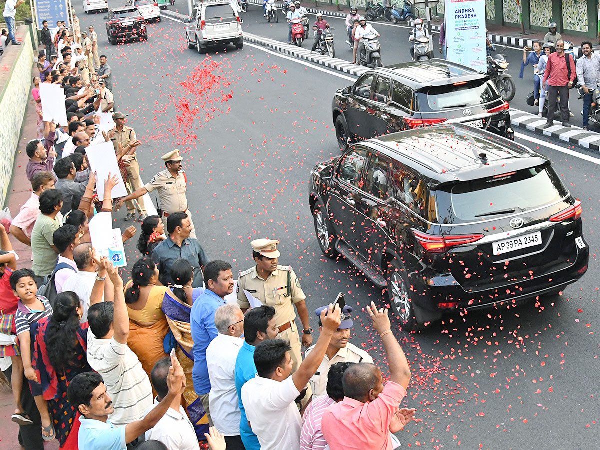 Grand Welcome To CM YS Jagan In Visakhapatnam Photos - Sakshi20