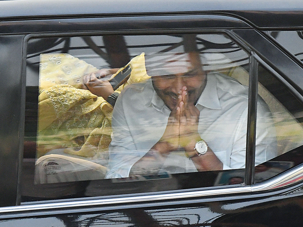 Grand Welcome To CM YS Jagan In Visakhapatnam Photos - Sakshi22