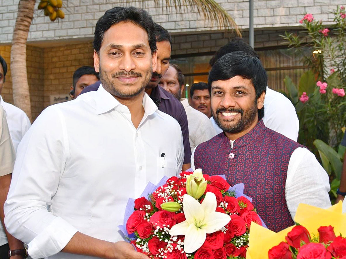 Grand Welcome To CM YS Jagan In Visakhapatnam Photos - Sakshi23