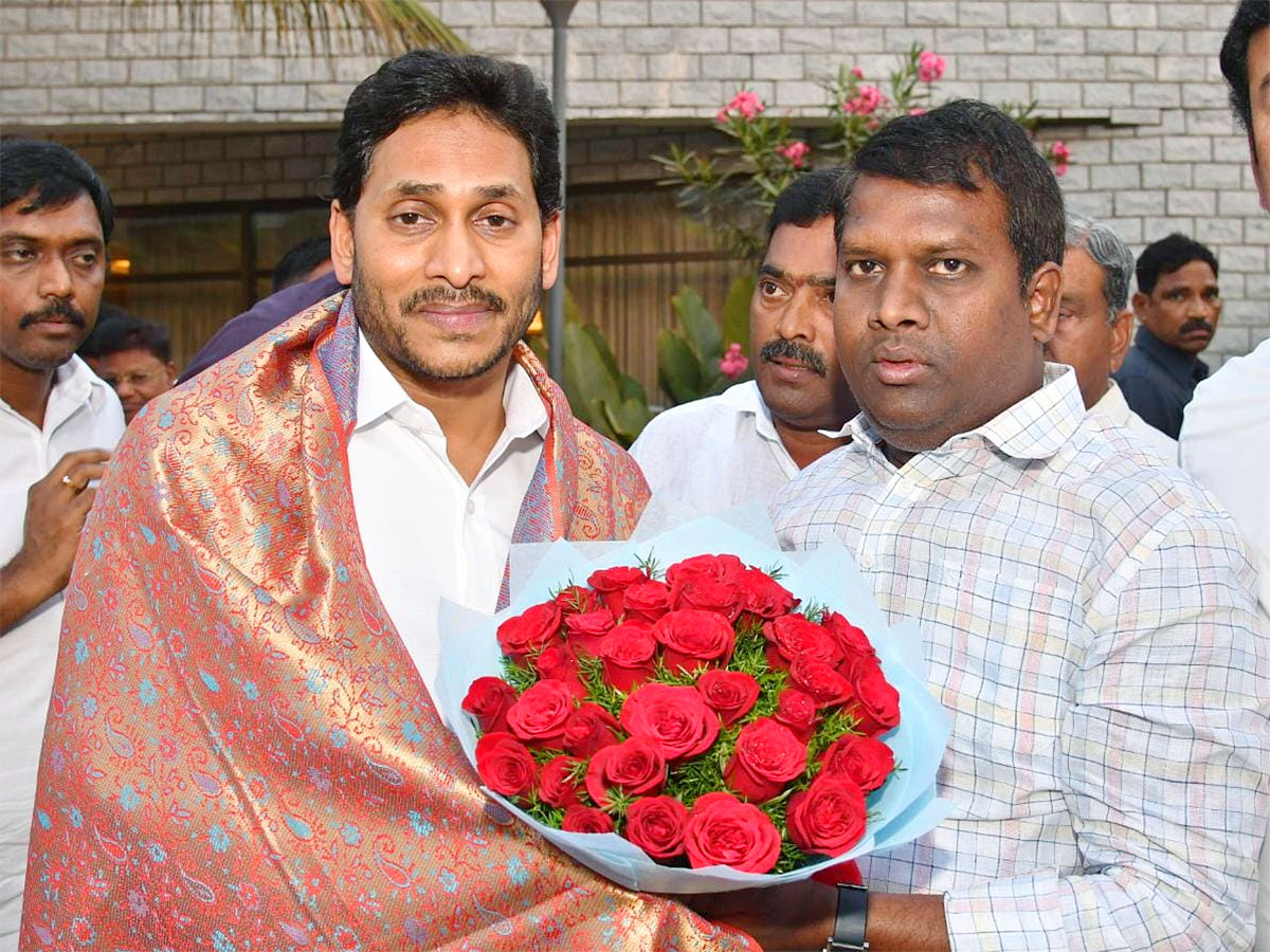 Grand Welcome To CM YS Jagan In Visakhapatnam Photos - Sakshi24