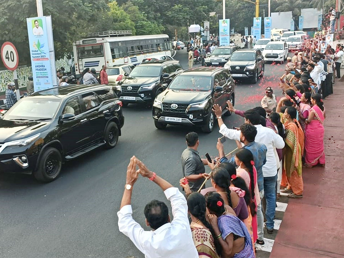 Grand Welcome To CM YS Jagan In Visakhapatnam Photos - Sakshi25