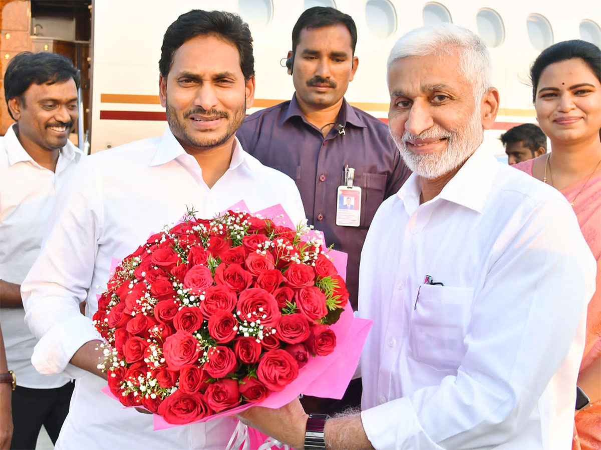 Grand Welcome To CM YS Jagan In Visakhapatnam Photos - Sakshi27