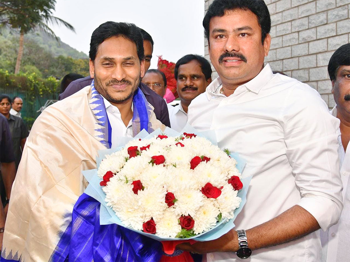 Grand Welcome To CM YS Jagan In Visakhapatnam Photos - Sakshi28