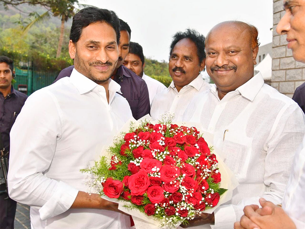 Grand Welcome To CM YS Jagan In Visakhapatnam Photos - Sakshi29