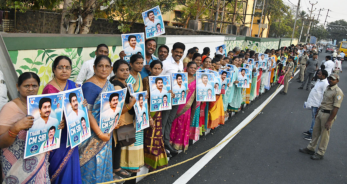 Grand Welcome To CM YS Jagan In Visakhapatnam Photos - Sakshi3