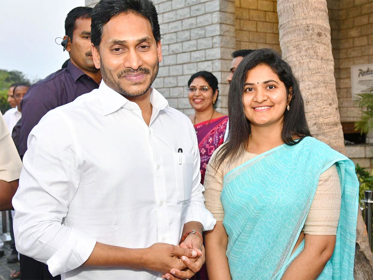 Grand Welcome To CM YS Jagan In Visakhapatnam Photos - Sakshi30