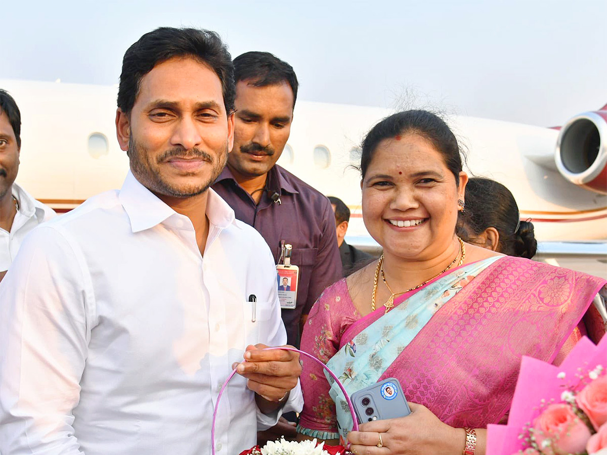 Grand Welcome To CM YS Jagan In Visakhapatnam Photos - Sakshi5