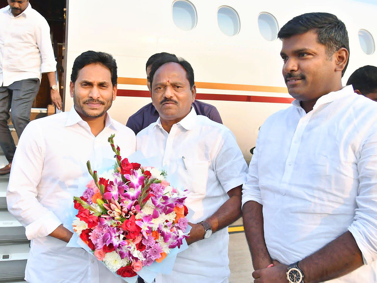 Grand Welcome To CM YS Jagan In Visakhapatnam Photos - Sakshi6