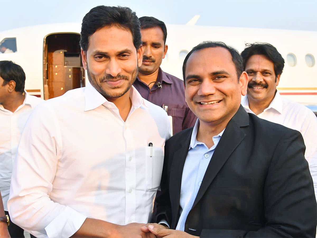 Grand Welcome To CM YS Jagan In Visakhapatnam Photos - Sakshi7