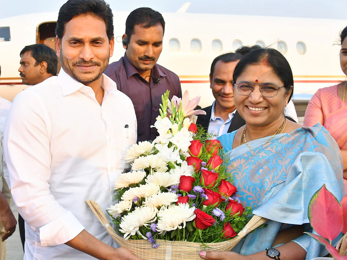 Grand Welcome To CM YS Jagan In Visakhapatnam Photos - Sakshi8