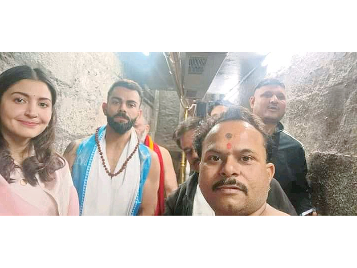 Virat Kohli And Anushka Sharma Visited Mahakaleshwar Temple in ujjain Photos - Sakshi6