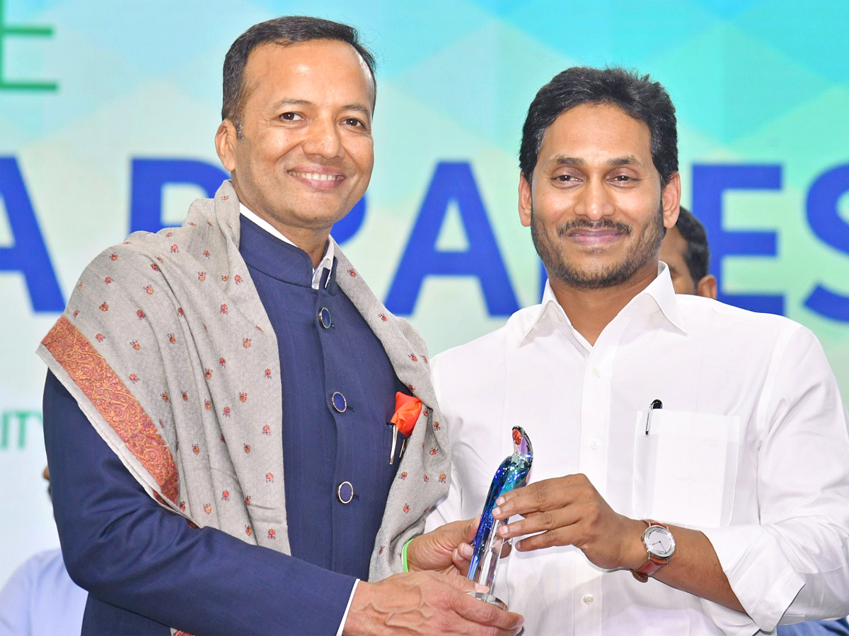 Visakhapatnam GIS: AP CM YS Jagan facilitates Top Industrialists Photos - Sakshi10