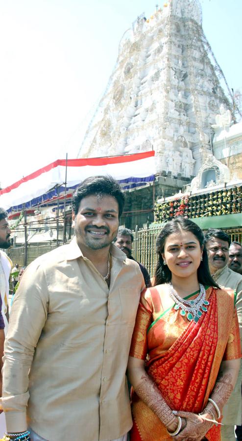 Manchu Manoj And bhuma Mounika Visiting Tirumala After Marriage - Sakshi8