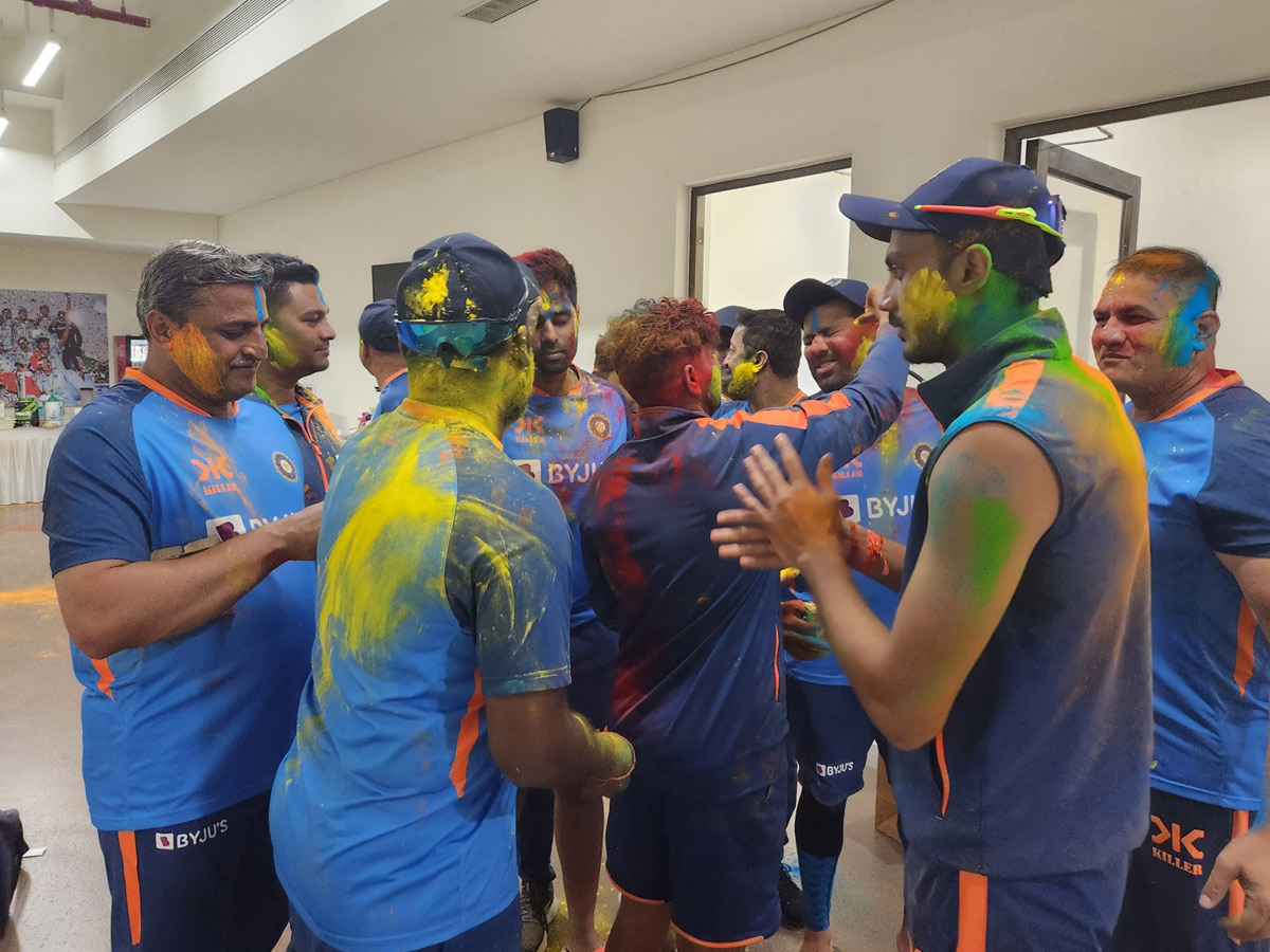 Team India celebrates Holi ahead of fourth Test Photos - Sakshi5