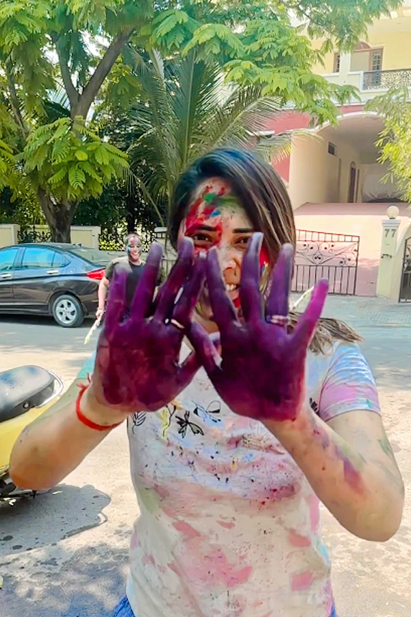 Anchor Anasuya Holi Celebrations With Her Family Photos - Sakshi15