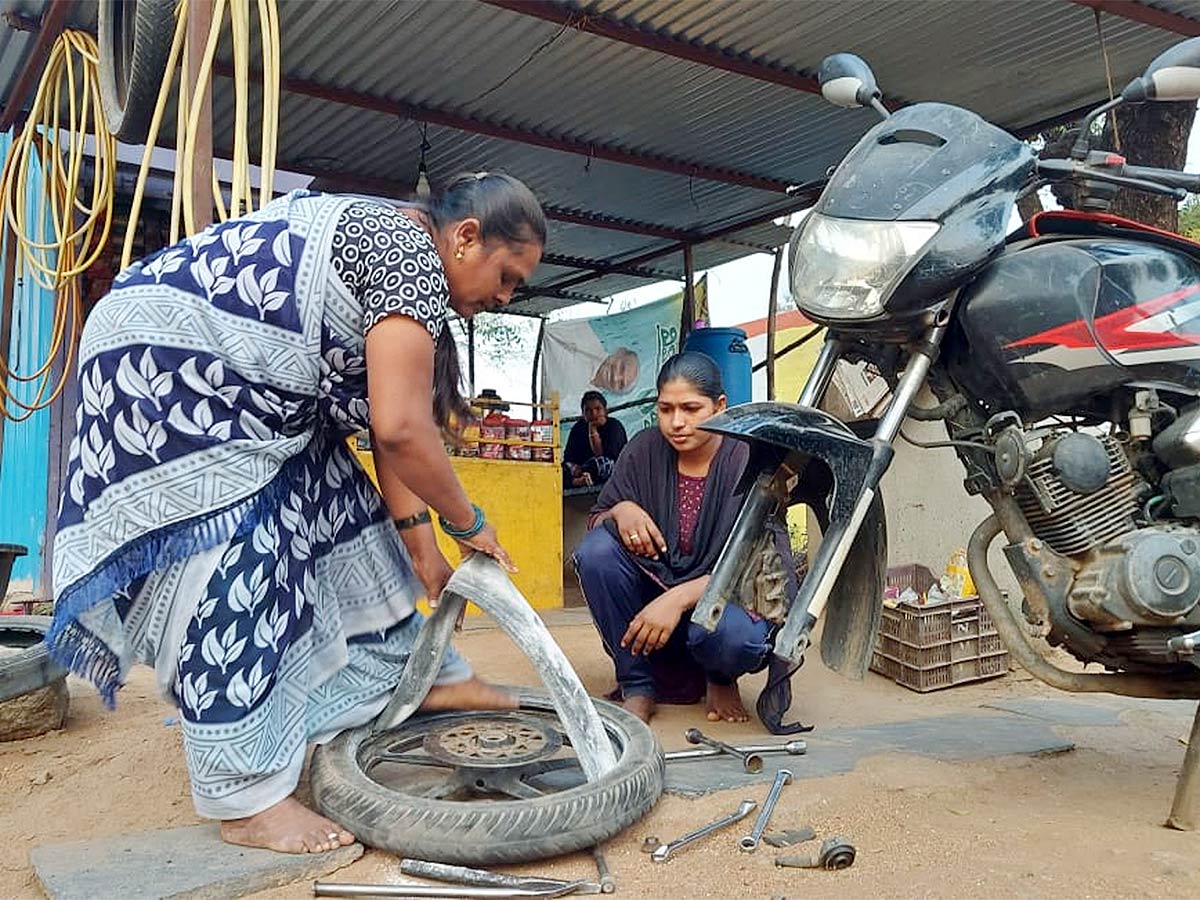 IWD 2023: Mesmerizing Working Women Photos From Telugu States - Sakshi2