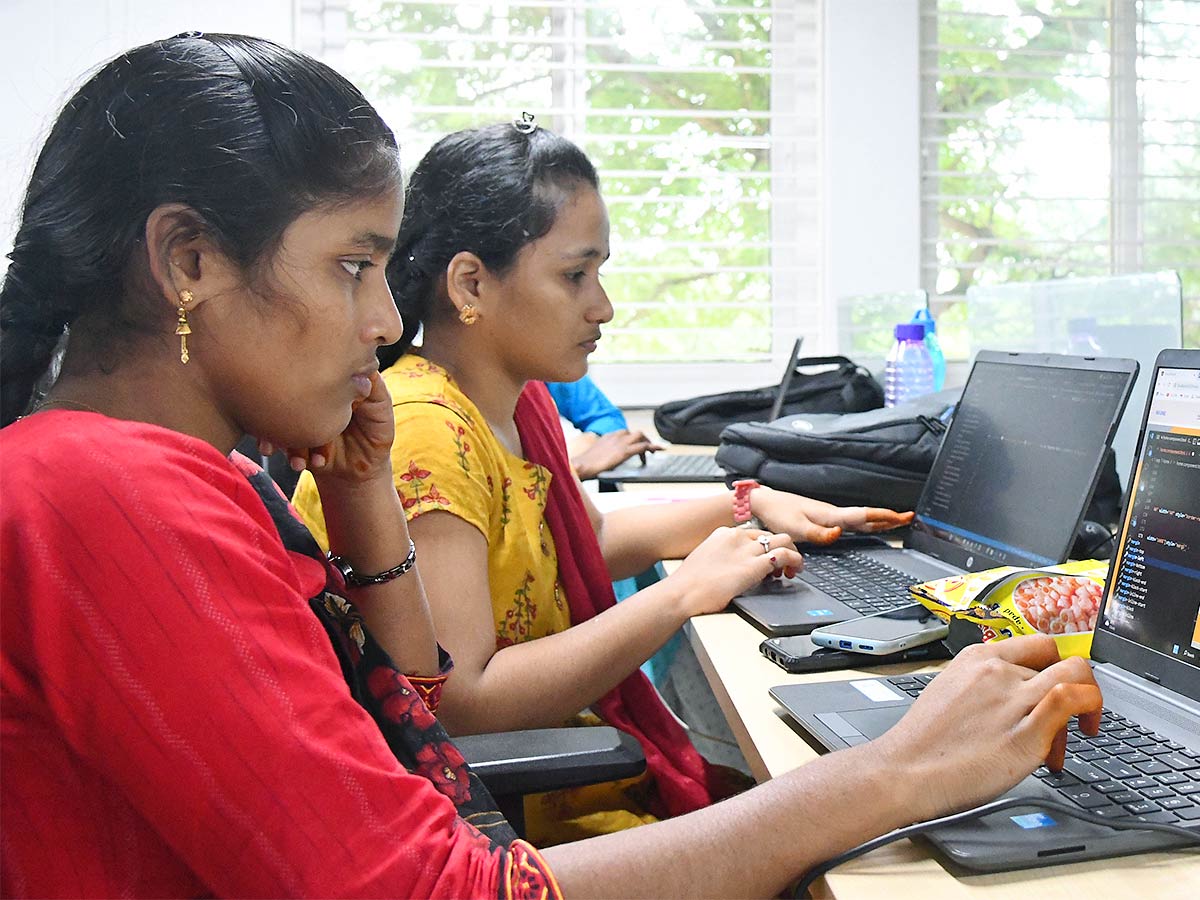 IWD 2023: Mesmerizing Working Women Photos From Telugu States - Sakshi24