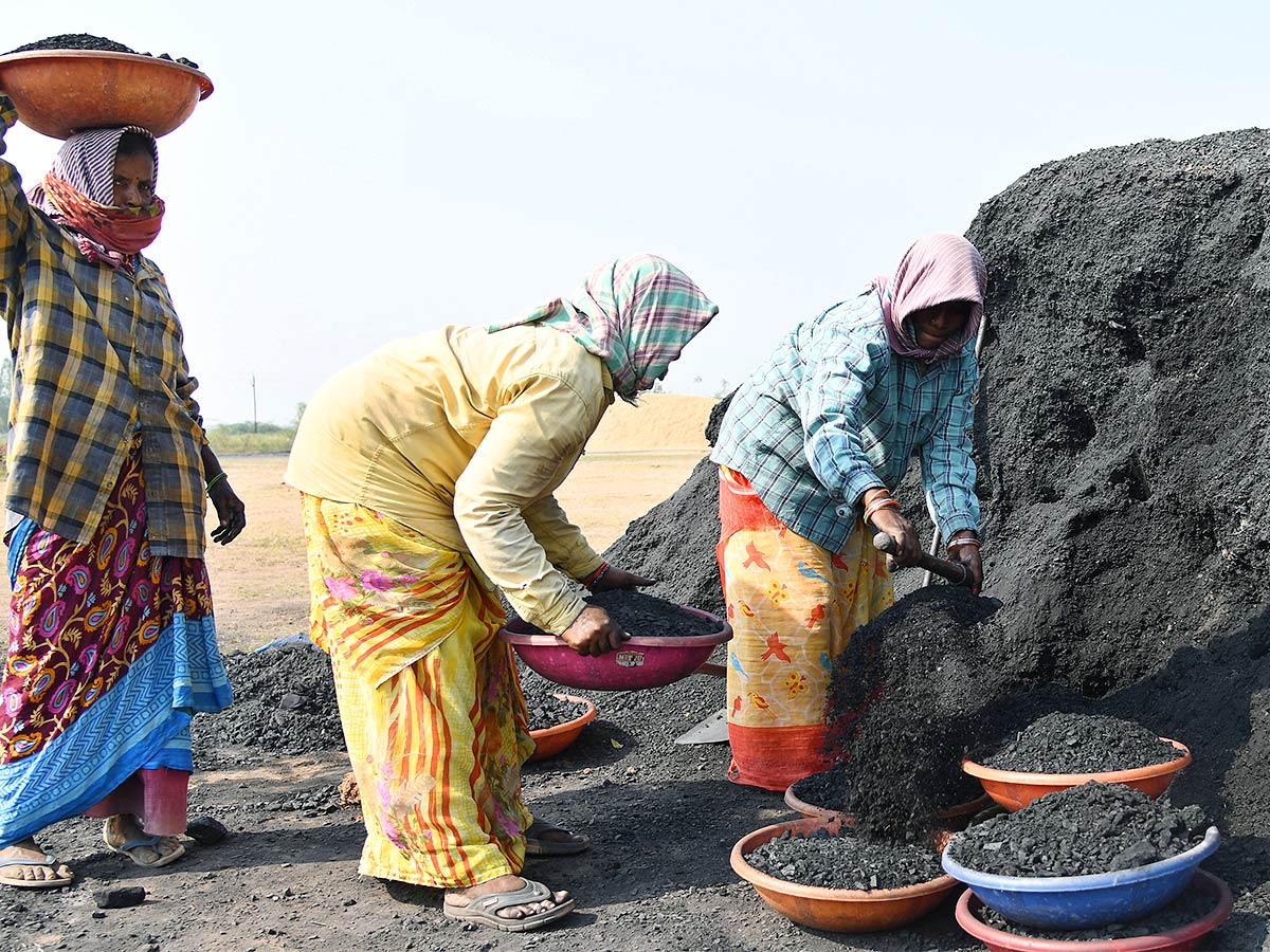 IWD 2023: Mesmerizing Working Women Photos From Telugu States - Sakshi25