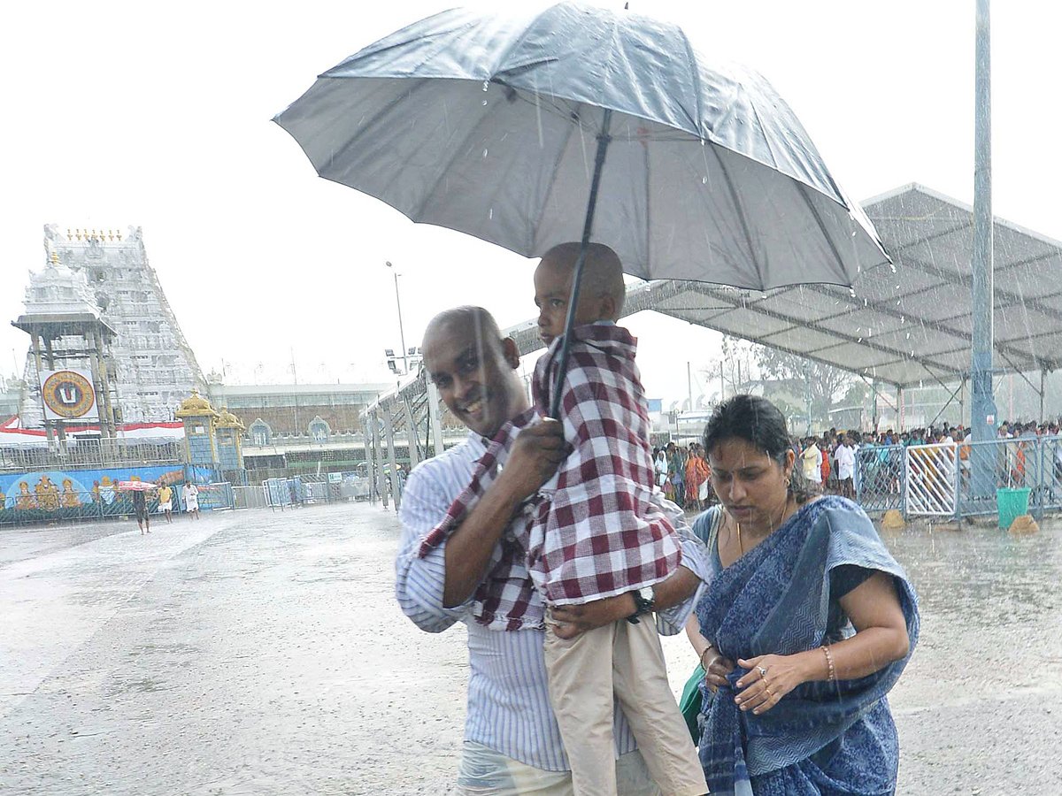 HEAVY RAIN IN TIRUMALA Photos - Sakshi4