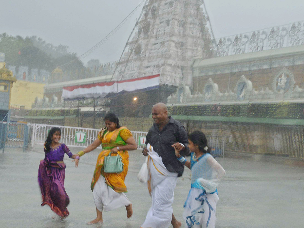 HEAVY RAIN IN TIRUMALA Photos - Sakshi6