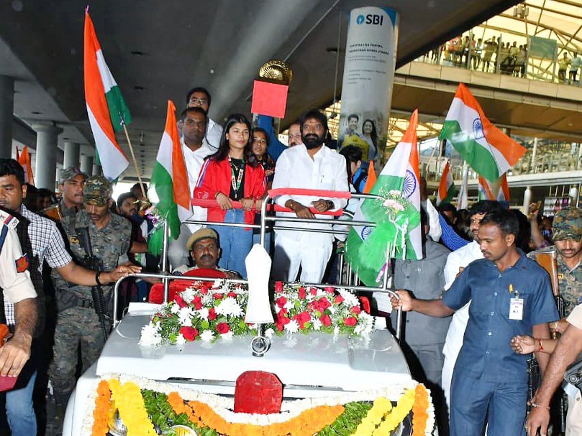 Minister Srinivas Goud Grand Welcome To Womens World Boxing Champion Nikhat Zareen Photos - Sakshi3