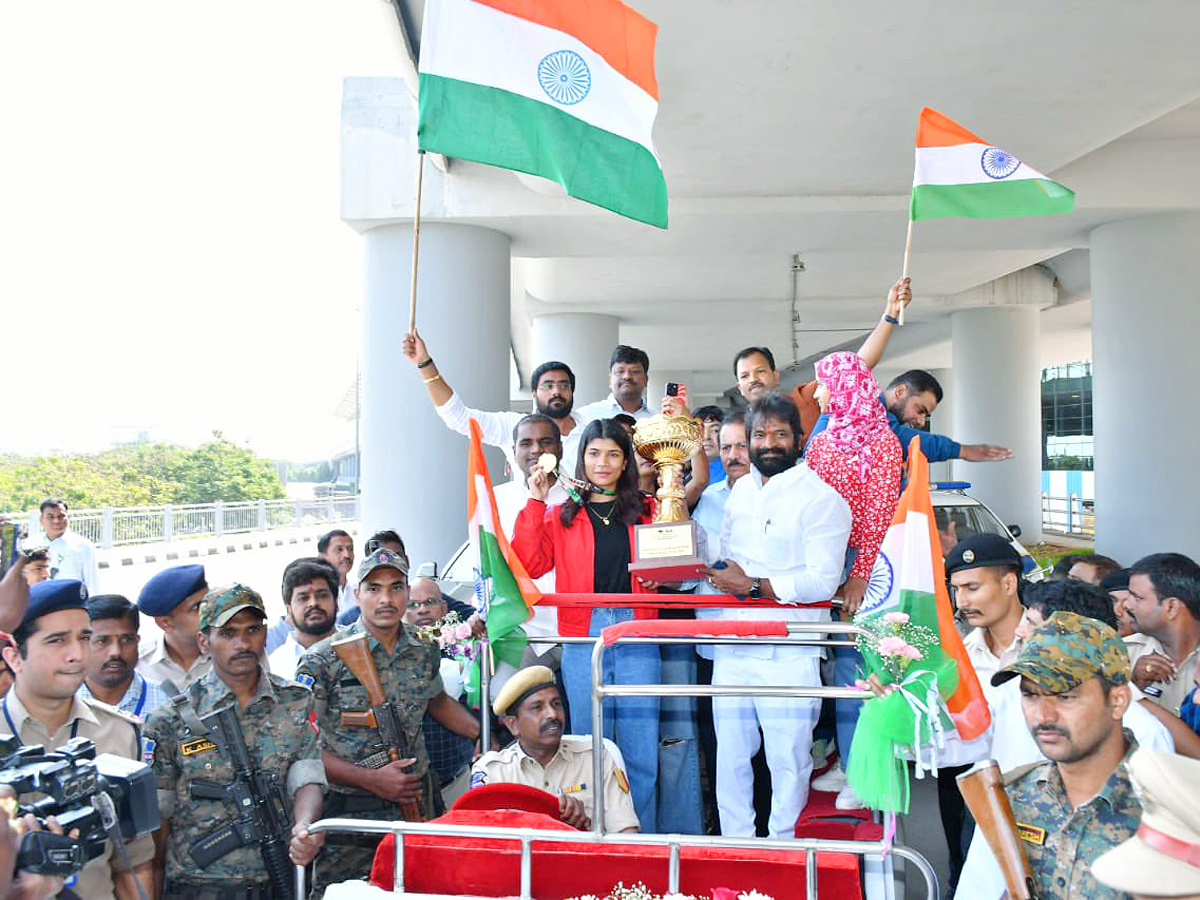 Minister Srinivas Goud Grand Welcome To Womens World Boxing Champion Nikhat Zareen Photos - Sakshi5