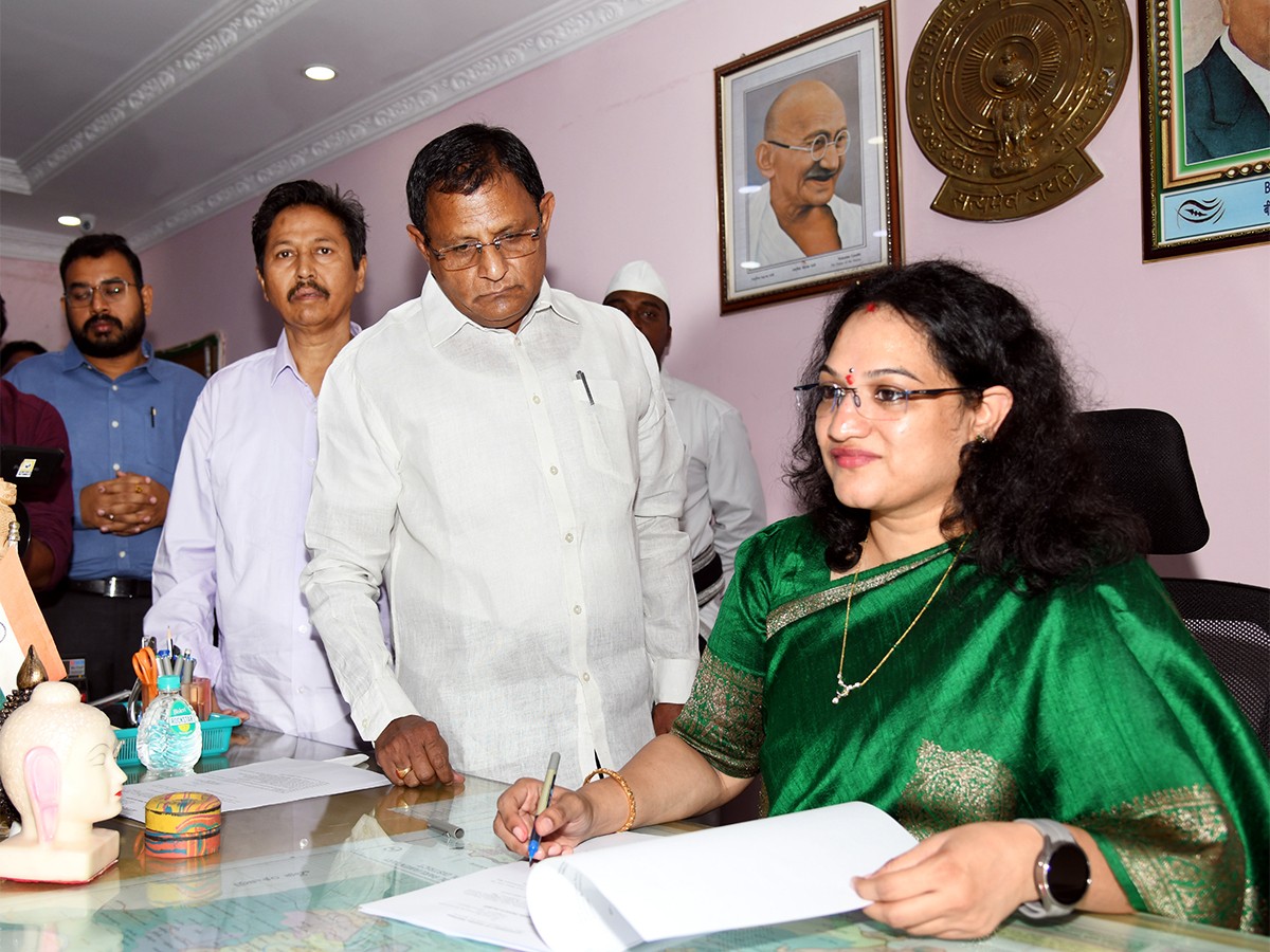 IAS Srujana Takes Charges As Collector In Kurnool District Photos - Sakshi3