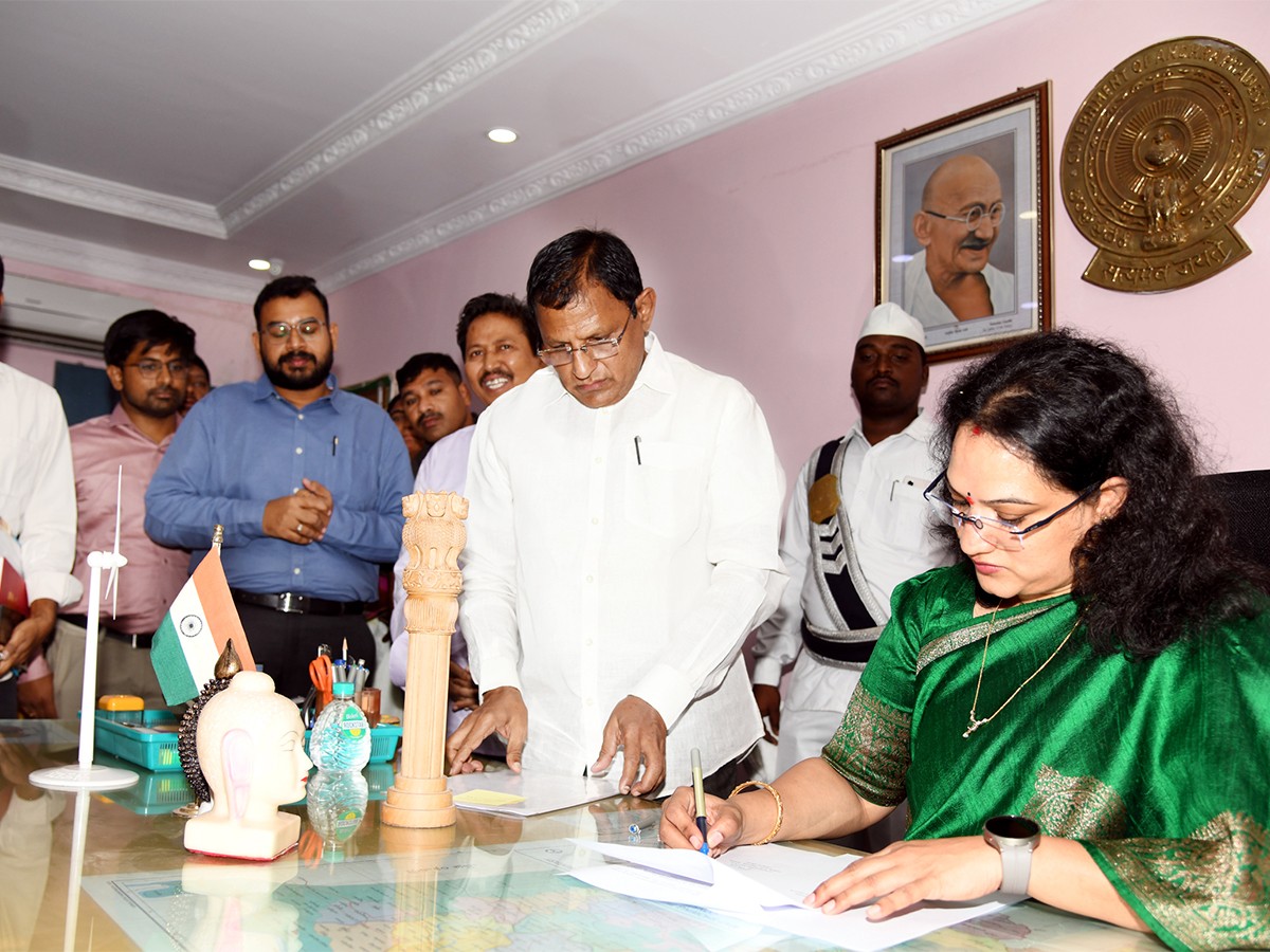 IAS Srujana Takes Charges As Collector In Kurnool District Photos - Sakshi9