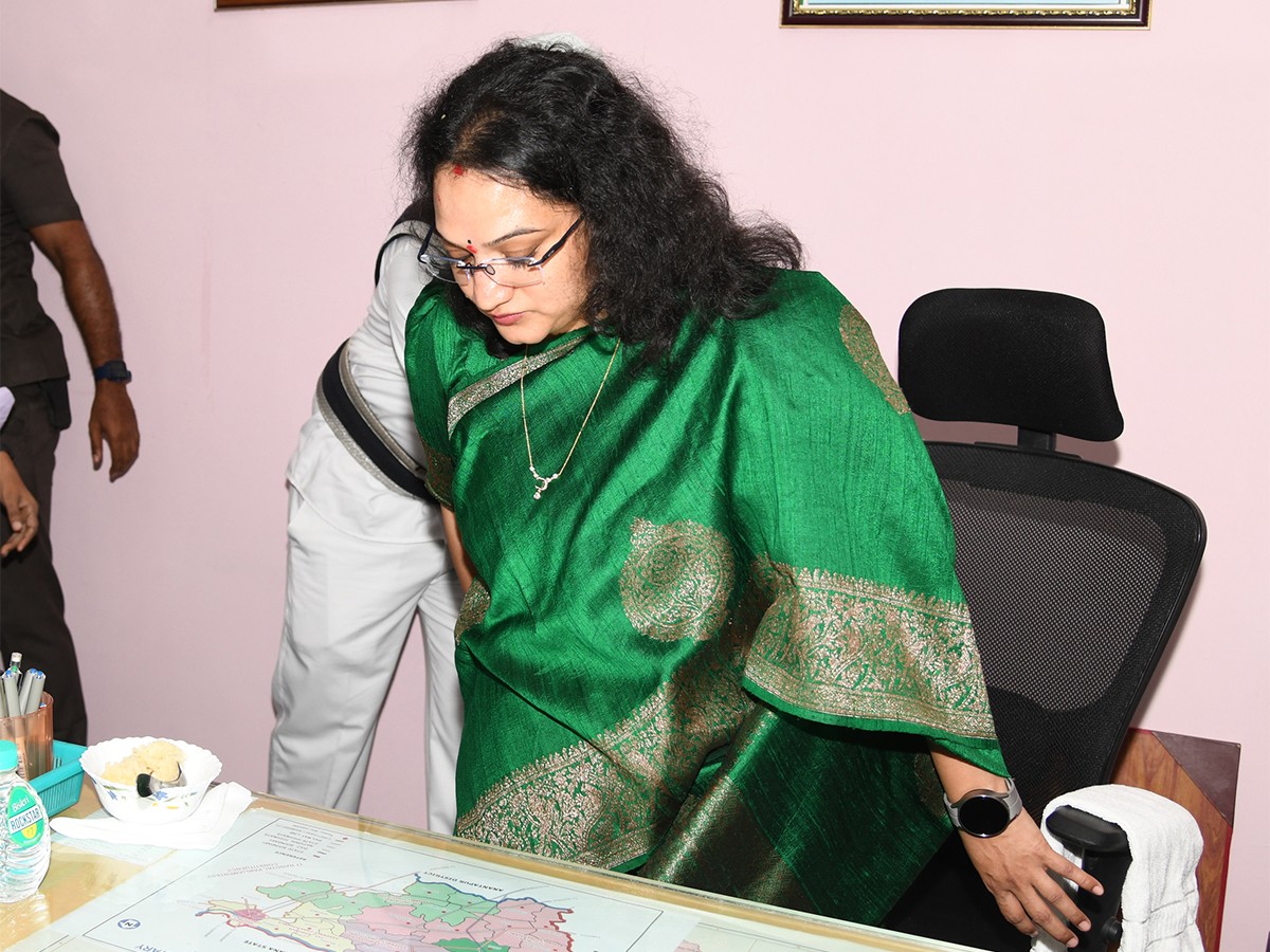 IAS Srujana Takes Charges As Collector In Kurnool District Photos - Sakshi11