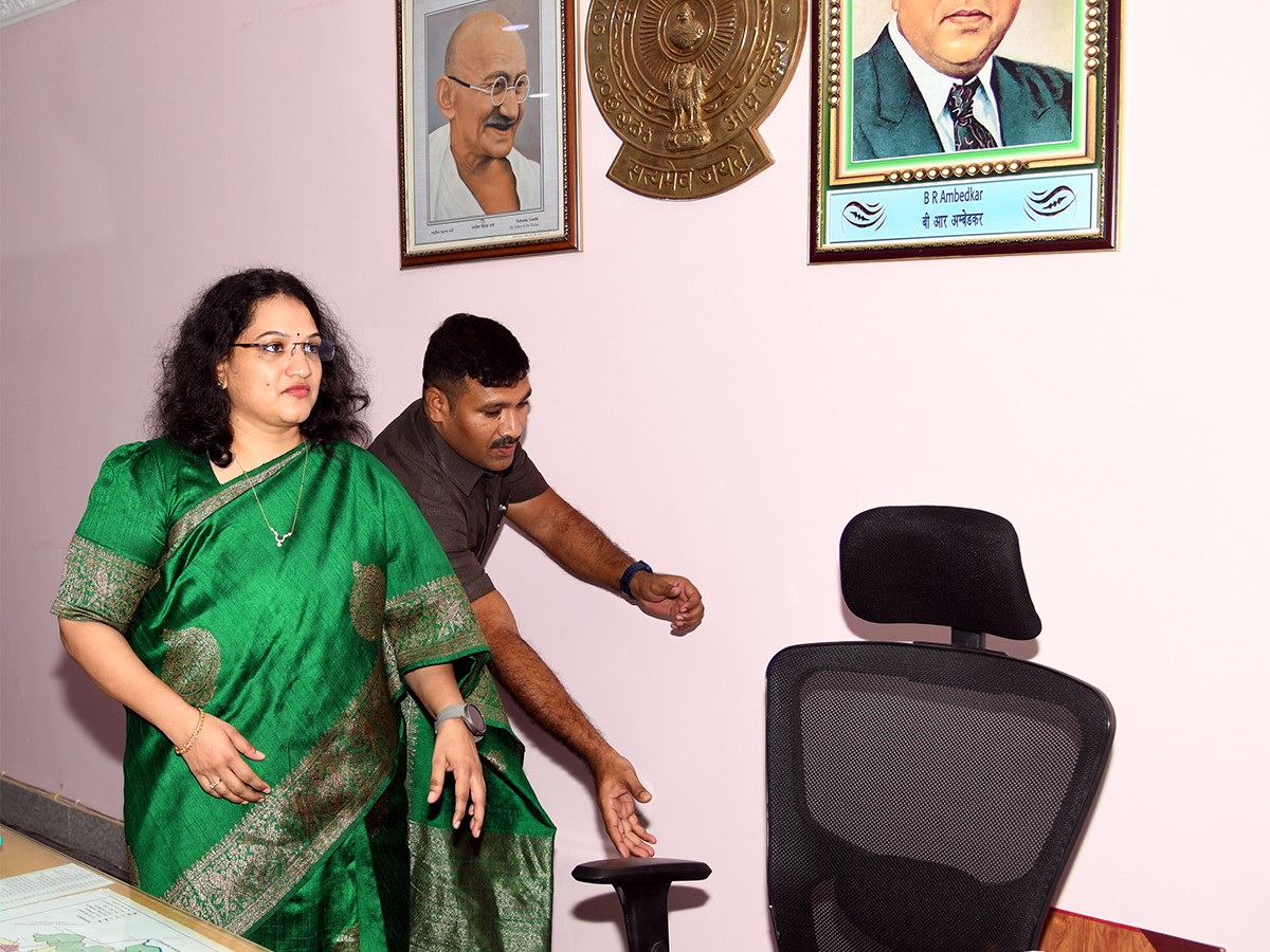 IAS Srujana Takes Charges As Collector In Kurnool District Photos - Sakshi14