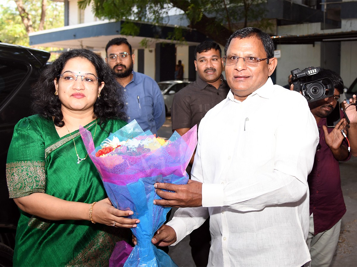 IAS Srujana Takes Charges As Collector In Kurnool District Photos - Sakshi18